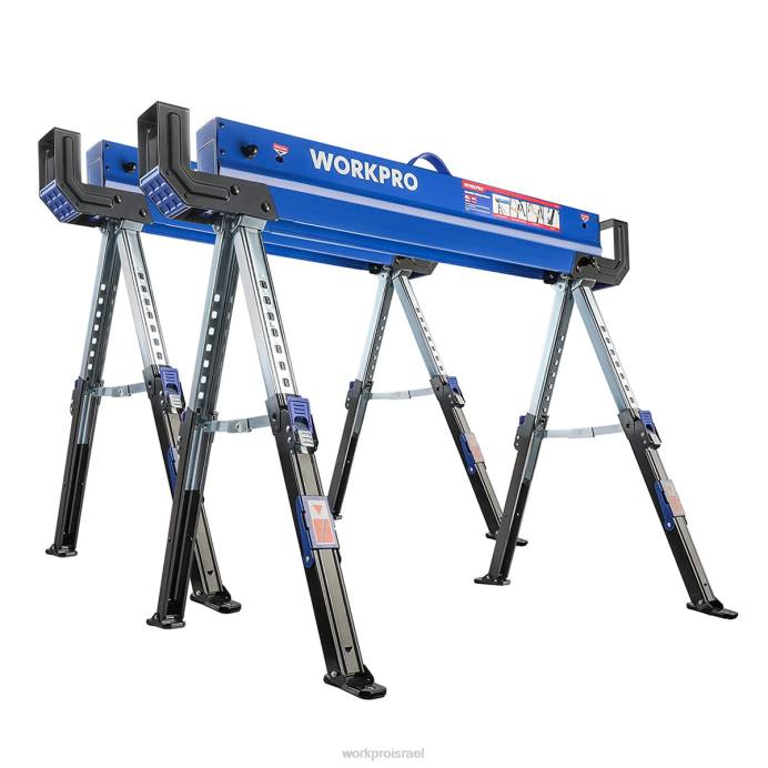 חָדָשׁ WORKPRO 2 יחידות סוס מסור מתקפל מתכוונן סוס מסור כבד עם 2x4 זרועות תמיכה, קיבולת עומס של 3000 פאונד, רגליים מתכווננות לגובה 24-32 אינץ', רגליות מסתובבות ויתדות תמיכה אִחסוּן L40Z35