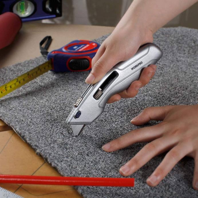 מורדן WORKPRO סכין שירות נשלף וקופסת בטיחות נשלפת עצמית עם 2 להבים נוספים כלולים כְּלִי L40Z41